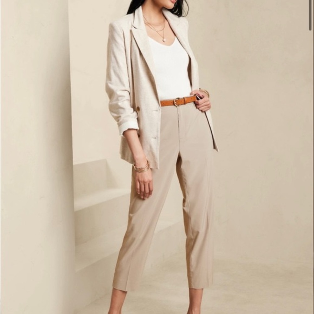 Banana Republic Airstretch Taper Pant: Size S (4/6, 27/28) Color Beechwood